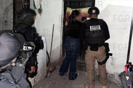 Por delitos contra la salud, elementos de la Fiscalía General de la República (FGR) catearon un domicilio en donde detuvieron a dos hombres y aseguraron droga así como objetos bélicos, en Nuevo León.