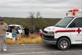 La camioneta Chevrolet blanca quedó volcada sobre el acotamiento tras perder el control en la carretera federal 57.