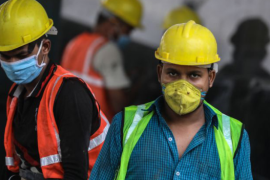 El gobierno, que fue criticado por la afluencia de trabajadores extranjeros temporales, está restableciendo las reglas que dificultaban a las empresas contratar trabajadores extranjeros con salarios bajos