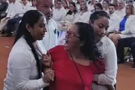 Detrás del templete, Virginia de la Cruz sufrió un desmayo y fue atendida por personal de la Cruz Roja Mexicana, que la trasladó al Hospital General de Zacatecas