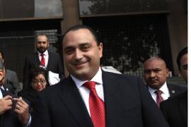A pesar de esta absolución, el ex Gobernador aún está privado de la libertad, aunque sujeto a prisión domiciliaria en un inmueble de un municipio del Edomex conurbado a la CDMX, ya que enfrenta otro proceso por lavado de dinero.