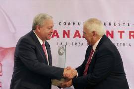 El alcalde José María Fraustro Siller recibió el galardón de manos de Eduardo Garza Martínez, presidente de Canacintra Coahuila Sureste.