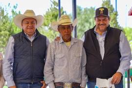 El Alcalde Tomás Gutiérrez Merino y el secretario Jesús María Montemayor Garza, entregaron los apoyos.