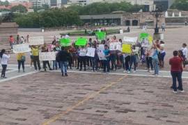 La marcha fue convocada a través de redes sociales y salió de las instalaciones de la Alameda “Mariano Escobedo” hasta la Explanada de los Héroes frente a Palacio de Gobierno.