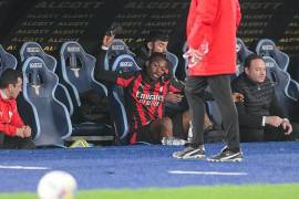 Rafael Leão protagonizó un momento de tensión con Massimiliano Allegri durante la derrota del Milan ante Lazio, un resultado que dejó al club rossonero a ocho puntos del Inter en la pelea por el título de la Serie A.