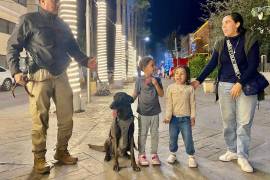 Elementos del Grupo K-9 patrullan la zona de bares en el centro de Torreón, asegurando un ambiente seguro para los asistentes.