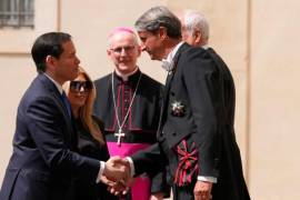 El secretario de Estado estadounidense, Marco Rubio, es recibido por un funcionario del Vaticano a su llegada al patio de San Dámaso para reunirse con el papa León XIV y el secretario de Estado del Vaticano, Pietro Parolin, el 7 de mayo de 2026