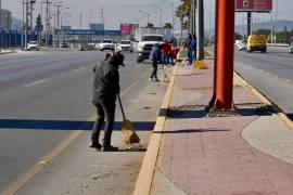 Trabajadores de varias dependencias del Municipio, realizaron trabajos de limpieza en el bulevar Miguel Ramos Arizpe.