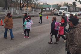 Buscando la seguridad de estudiantes y padres de familia, en horarios de entrada y salida se llevarán a cabo estas acciones de manera permanente. FOTO: CORTESÍA