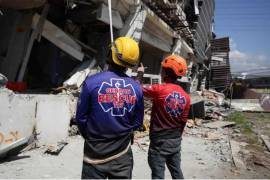 Los equipos de rescate inspeccionan un edificio dañado tras un terremoto en General Santos, Filipinas, el martes 9 de junio de 2026.