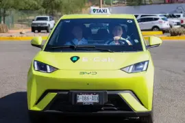 Piedras Negras ya cuenta con tres taxis eléctricos en circulación, marcando el inicio de la modernización sustentable del transporte público.