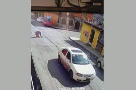 El conductor del Jetta blanco no detuvo su marcha, a pesar de haber arrollado al menor que iba de la mano de su madre.