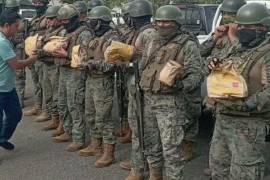 Imágenes compartidas en redes sociales captaron el momento en que los soldados reciben paquetes de alimentos