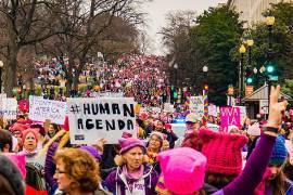 Otra marcha recorrió una de las arterias de la ciudad y los manifestantes incluso hicieron una actuación de baile espontáneo en protesta por el peso en el Gobierno de Trump del magnate Elon Musk. FOTO: