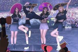 Antes de concluir el show Lisa, Jennie, Jisoo y Rosé usaron los sombreros charros que los fanáticos les hicieron llegar.