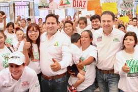 Javier Díaz, candidato a la Alcaldía de Saltillo, y Jaime Bueno, candidato a diputado federal, recibieron el apoyo de decenas de simpatizantes.