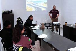 El comandante Oziel Flores instruyó a los participantes en técnicas de conducción defensiva.