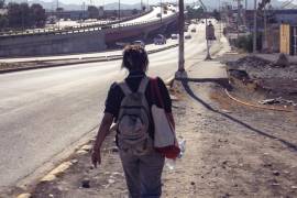 Artista camina de Arteaga a Saltillo en protesta por la falta de movilidad urbana y las carencias de los estudiantes