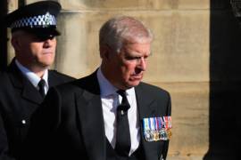 El Mundo dijo que el arresto de Mountbatten-Windsor, quien siempre ha negado cualquier irregularidad o acusaciones en su contra, había asestado un “golpe histórico” a la monarquía británica.