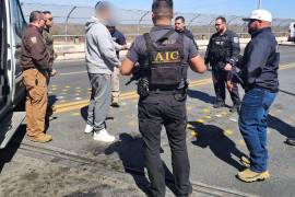 La entrega del ciudadano estadounidense a los U.S. Marshals se efectuó tras confirmarse una orden de arresto vigente por tráfico de personas en el condado de Val Verde, Texas.