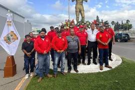 Autoridades realizaron una guardia de honor en Nueva Rosita frente al Monumento al Minero.