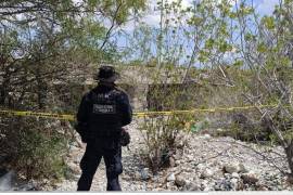 Elementos de Seguridad Pública y Protección Civil acordonaron el área donde fue localizado el cuerpo, mientras peritos y autoridades ministeriales realizaban las diligencias correspondientes.