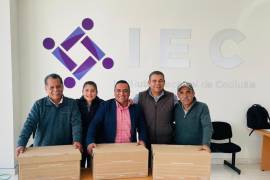El paquete presentado incluye más de 4 mil 100 firmas recopiladas en diversos municipios de la Laguna, respaldando la iniciativa de Alternativa Ciudadana como una opción política en la región.