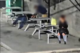 En plena área de comida de un establecimiento, se llevó a cabo el hurto a una persona dormida.