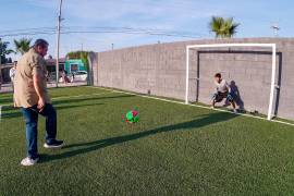 El Ayuntamiento de Ramos Arizpe entregó este martes la rehabilitación de la cancha de futbol de la Alameda Escorial, con una inversión de 1.5 millones de pesos.