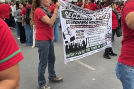 Docentes de distintos niveles educativos participaron en la movilización realizada en Saltillo para exigir mejoras laborales, cambios al sistema de pensiones y atención a sus demandas históricas.