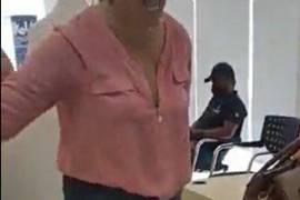 El pasado viernes se viralizó el video, grabado por empleadas de una institución bancaria de Piedras Negras, en el cual se observa a una mujer dirigirse de manera agresiva al personal.