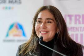 Teresita Escalante de Gutiérrez, presidenta honoraria del DIF Ramos Arizpe, durante la presentación de los servicios de salud y programas sociales que benefician a las familias de la localidad.