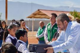 El alcalde Tomás Gutiérrez Merino encabezó la entrega de recursos por 100 mil pesos.