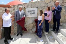 El alcalde José María Fraustro develó la placa alusiva que oficializa el nombramiento como Barrio Mágico al Ojo de Agua.