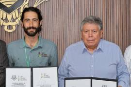 Alberto Flores Olivas, rector de la Universidad Autónoma Agraria Antonio Narro, y Zacha Palma, representante de Sky Island Alliance-Meagan Bethel 2021, firmaron el convenio de colaboración.