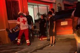 Paramédicos de la Cruz Roja acudieron al lugar.