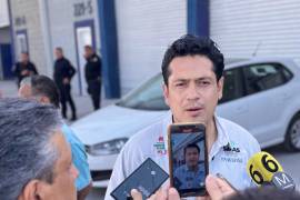 El gerente del Simas Torreón explicó a vecinos que la baja en el caudal responde al desgaste de pozos y anunció medidas para recuperar el servicio.