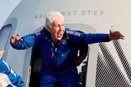 La aviadora estadounidense Wally Funk celebrando después de participar en un unas pruebas no oficiales para evaluar la aptitud física y psicológica de las mujeres en un vuelo espacial.