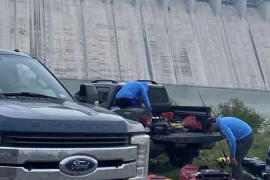 La actividad, en la que participaban alrededor de 20 personas, terminó en tragedia cuando varios kayaks volcaron cerca de la Presa de la Amistad.