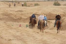 Después de completar la tercera etapa, los participantes enfrentan aproximadamente 320 kilómetros durante los próximos tres días de la Cabalgata Santo Domingo-Sabinas.