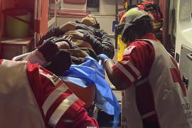 Paramédicos de la Cruz Roja trasladaron al lesionado tras el choque.