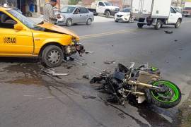 Taxista embiste a motociclista y lo deja lesionado, en Saltillo