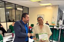 La psicoterapeuta Sandra Patricia Álvarez Pérez guió a las estudiantes en dinámicas de proyección a futuro, entre ellas la elaboración de un “vision board” y una carta dirigida a su “yo” dentro de diez años.