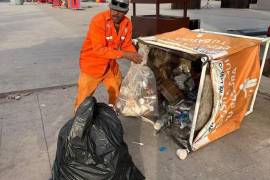 Elementos de La Ola limpiaron espacios como la Plaza Mayor, la Alameda Zaragoza y calles aledañas tras el evento masivo en Torreón.