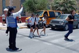 La corporación despliega operativos permanentes en vialidades de alta carga vehicular y sectores con obras en proceso, con el fin de orientar a los conductores y mantener el orden en la circulación.