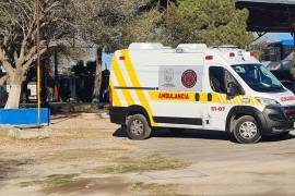 Paramédicos del Departamento de Bomberos dialogan con la estudiante de 14 años para disuadirla del intento de suicidio.