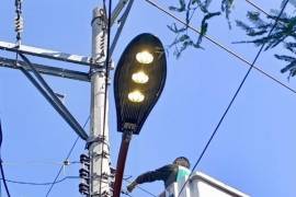 Cuadrillas municipales realizaron trabajos de mantenimiento y rehabilitación del alumbrado público en diversas colonias de Ramos Arizpe.