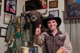 Jorge de Jesús Gleason “El Glison”, figura del rodeo estilo americano en México, presentó en video la montura donada por el gobernador Manolo Jiménez, que será rifada durante la cabalgata de la Expoasis 2025.
