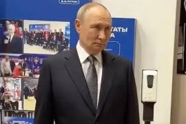 Las manos de Putin se convirtieron en tema de debate durante el primer año de la guerra de Ucrania.