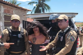 Silva, de 33 años, también llevaba sandalias de mujer, gafas oscuras y las uñas pintadas, y cargaba a un niño de 2 años.